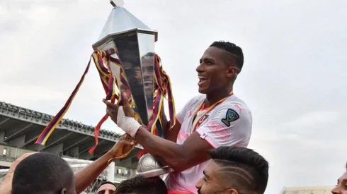 Antonio Valencia con el trofeo conseguido.