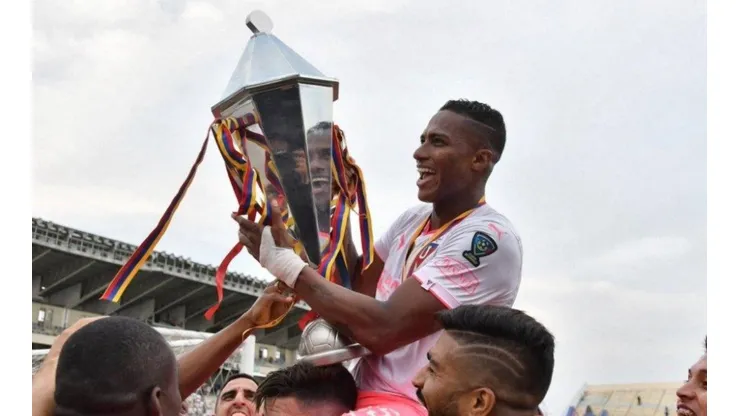 Antonio Valencia con el trofeo conseguido.