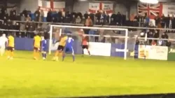 Pateó un penal y le pegó tan mal que rompió una luz de la tribuna