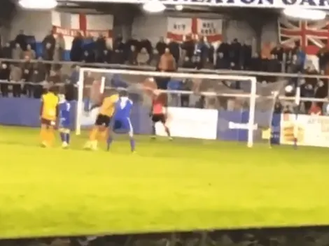 Pateó un penal y le pegó tan mal que rompió una luz de la tribuna