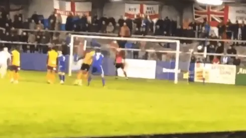 Pateó un penal y le pegó tan mal que rompió una luz de la tribuna