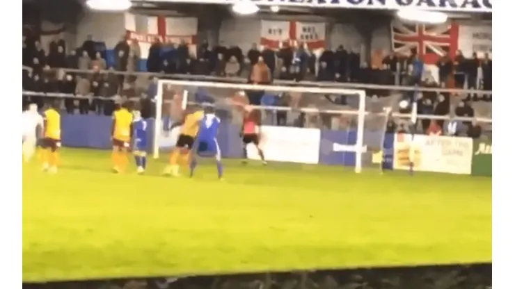 Pateó un penal y le pegó tan mal que rompió una luz de la tribuna