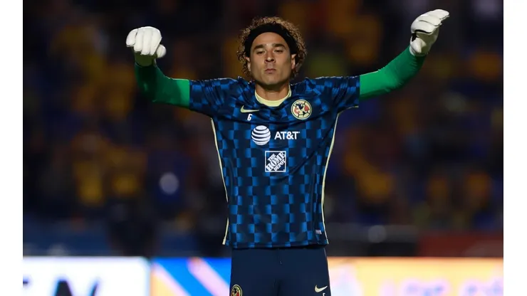 Ochoa agradeció salir en la portada de una revista y dos compañeros de la Selección lo trollearon