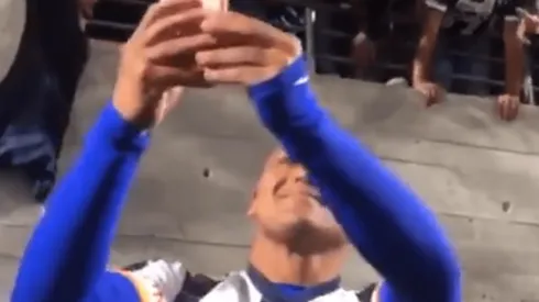 Suazo estuvo a pura selfie tras el Clásico Regio de Leyendas