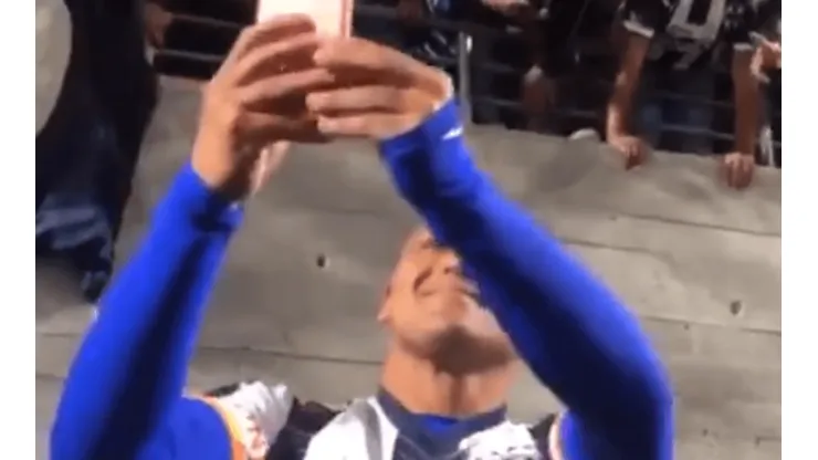 Suazo estuvo a pura selfie tras el Clásico Regio de Leyendas
