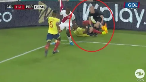 Yairo Moreno casi se lleva puesto al juez de línea tras un forcejeo con un rival peruano.