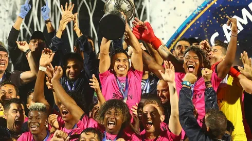 Independiente del Valle con el trofeo de la Copa Sudamericana.