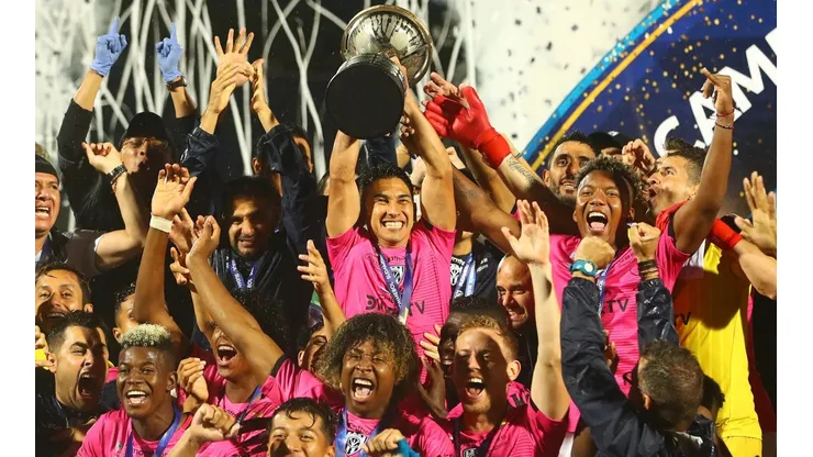 Independiente del Valle con el trofeo de la Copa Sudamericana.
