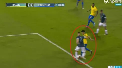 Video: el error garrafal de Foyth que terminó en penal para Brasil