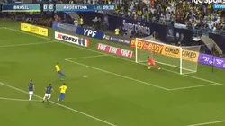Video: Gabriel Jesús engañó a Andrada pero erró el penal para Brasil ante Argentina