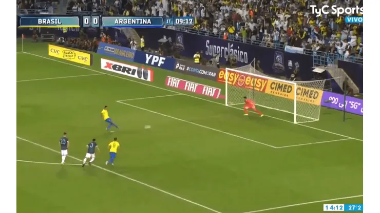 Video: Gabriel Jesús engañó a Andrada pero erró el penal para Brasil ante Argentina