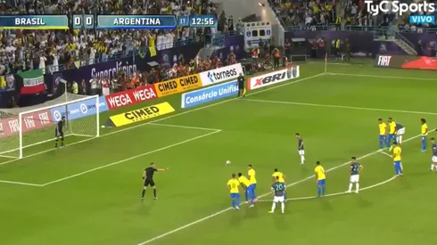 Alisson le atajó el penal, pero Messi hizo el 1-0 en el rebote