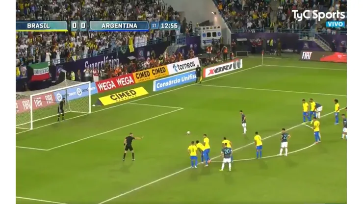 Alisson le atajó el penal, pero Messi hizo el 1-0 en el rebote