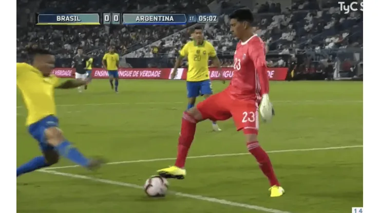 El papelón que casi se mandan Otamendi y Andrada ante Brasil en el área chica
