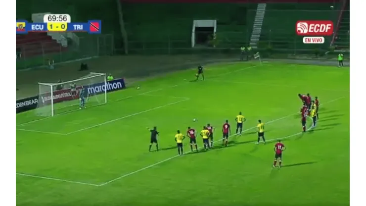 Enner Valencia engañó al arquero y marcó de penal el 2-0 de Ecuador