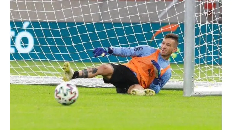 Brian Lozano fue ¡portero! en el entrenamiento de Uruguay