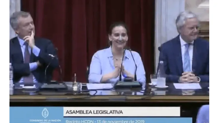 Explotó en Twitter: Michetti acompañó con aplausos la marcha peronista