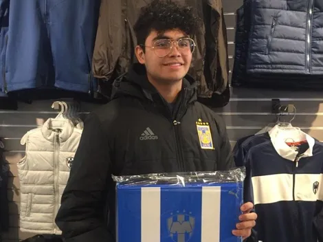 Hincha de Tigres sorprende comprando nueva camiseta del Monterrey