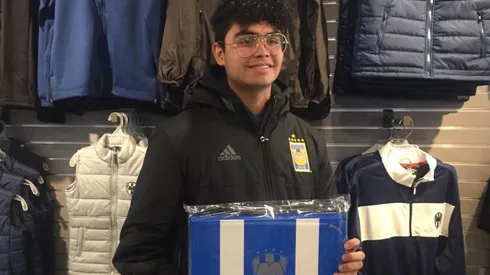 Hincha de Tigres sorprende comprando nueva camiseta del Monterrey. Foto: TeleDiario