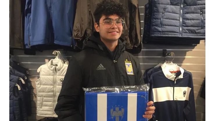 Hincha de Tigres sorprende comprando nueva camiseta del Monterrey. Foto: TeleDiario