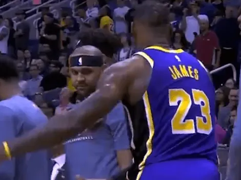 LeBron quiso chocarles las cinco a sus compañeros y todos lo ignoraron