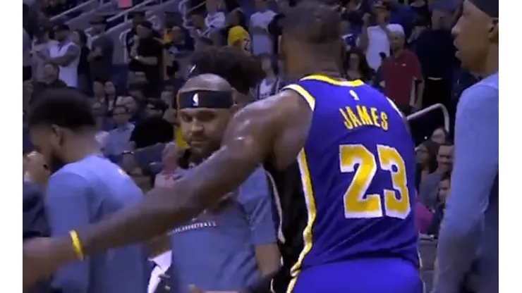LeBron quiso chocarles las cinco a sus compañeros y todos lo ignoraron