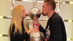 Foto de Franco Armani y su pareja besando la copa.