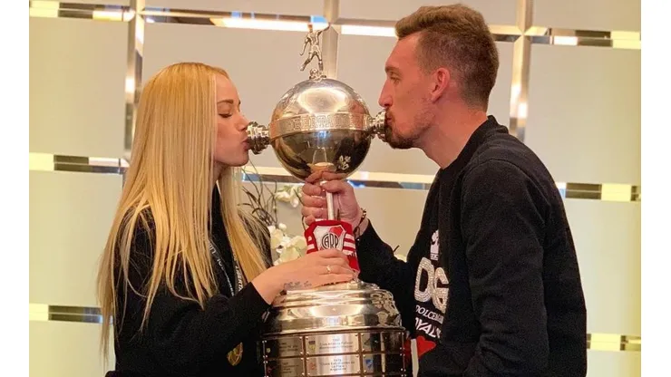 Foto de Franco Armani y su pareja besando la copa.