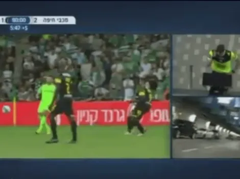 Video viral: el árbitro fue a revisar el VAR pero le mostraron cualquier cosa