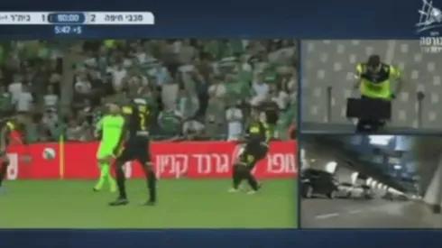 Video viral: el árbitro fue a revisar el VAR pero le mostraron cualquier cosa