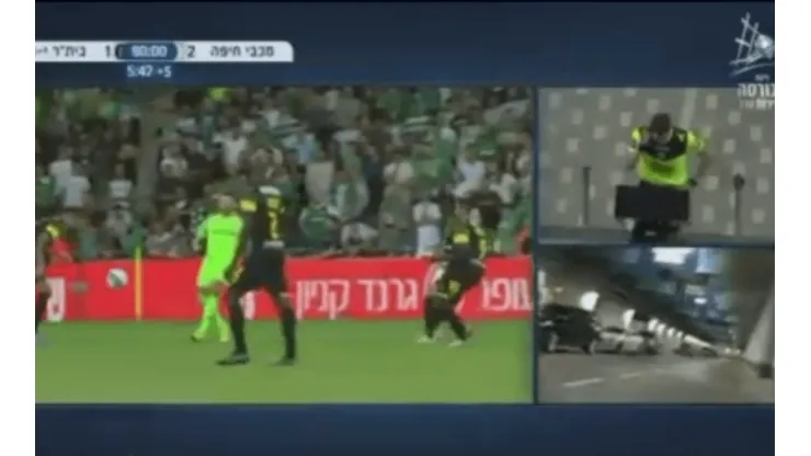 Video viral: el árbitro fue a revisar el VAR pero le mostraron cualquier cosa
