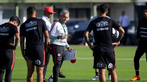 Rueda decidió adelantar el viaje de la Roja a Lima por la situación en Chile