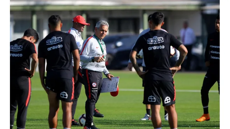 Rueda decidió adelantar el viaje de la Roja a Lima por la situación en Chile