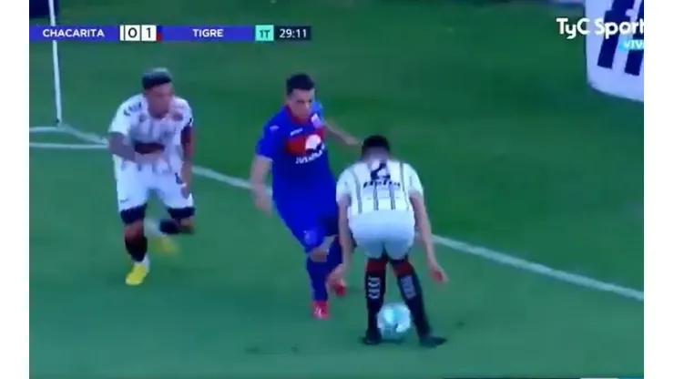 Está demente: Montillo humilló a dos rivales en una misma jugada