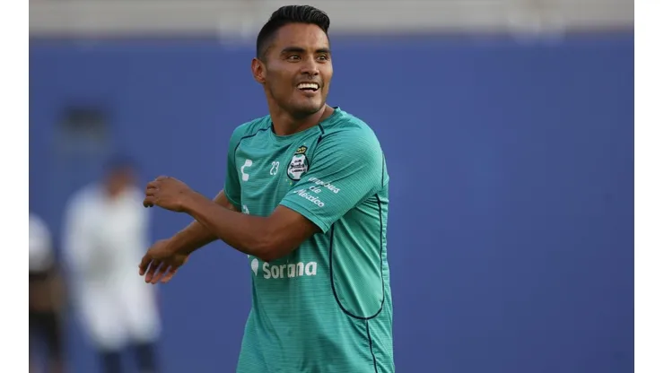 Cruz Azul tiene al Gallito Vázquez como opción para reforzar el mediocampo
