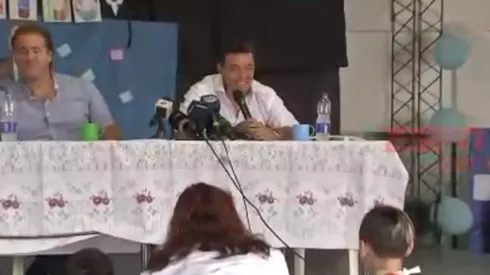 Marcelo Gallardo, entre risas con los chicos.