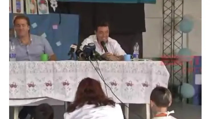 Marcelo Gallardo, entre risas con los chicos.