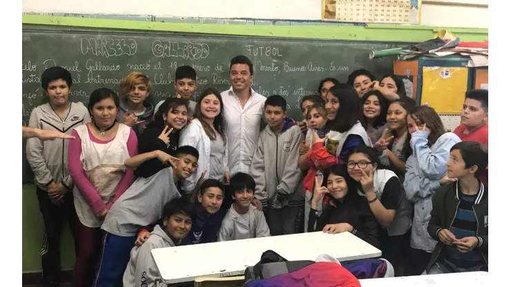 Un ejemplo que todos deben seguir: Gallardo viajó a Merlo para inaugurar una Biblioteca Futbolera