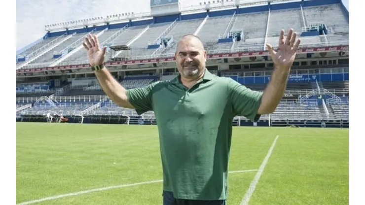 Sigue siendo ídolo: Chilavert se ofreció pagar la multa que le den al hincha que llevó la bandera contra Zárate