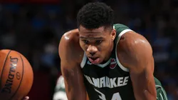 Terrible: Giannis Antetokounmpo hizo un berrinche, rompió su camiseta y hasta parte del estadio