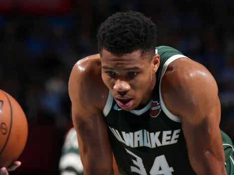 Terrible: Giannis Antetokounmpo hizo un berrinche, rompió su camiseta y hasta parte del estadio