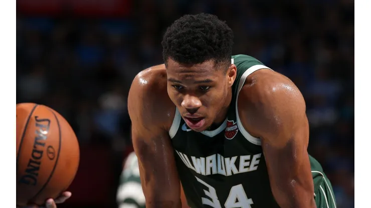 Terrible: Giannis Antetokounmpo hizo un berrinche, rompió su camiseta y hasta parte del estadio