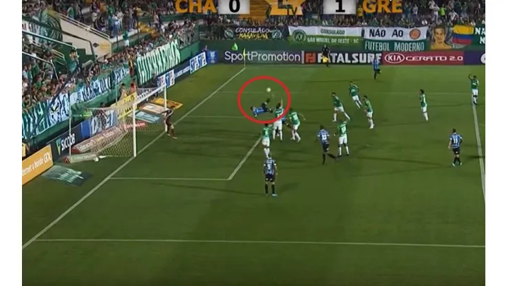 Ganó el partido para Gremio con un golazo de chilena y ahora su DT le debe un auto