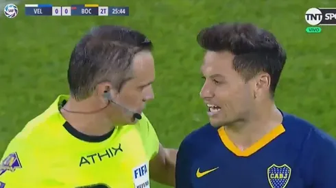 Alfaro lo cambió a Zárate, la gente de Vélez estalló y él metió gestito provocador