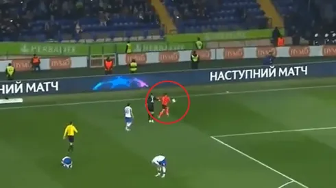 Un jugador del Shakhtar no soportó los cánticos racistas y le lanzó un pelotazo a los hinchas visitantes