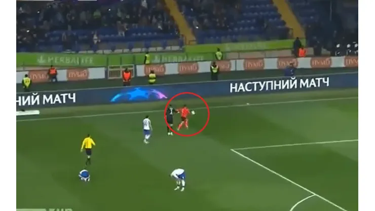 Un jugador del Shakhtar no soportó los cánticos racistas y le lanzó un pelotazo a los hinchas visitantes