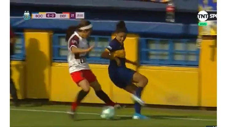 Réplica exacta: Julieta Cruz, de Boca, metió un caño hermoso igual al de Riquelme a Yepes