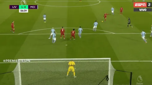 A Fabinho no le importó nada la polémica y fusiló a Bravo para el 1 a 0 del Liverpool