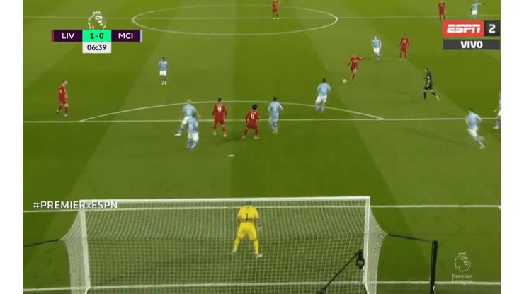 A Fabinho no le importó nada la polémica y fusiló a Bravo para el 1 a 0 del Liverpool