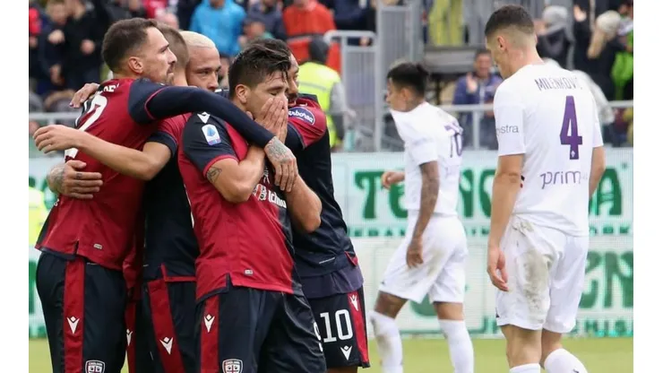 Aplastante triunfo de Cagliari ante Fiorentina, con golazo de Gio Simeone
